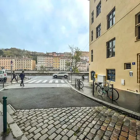 In | Saint-paul & Parking *